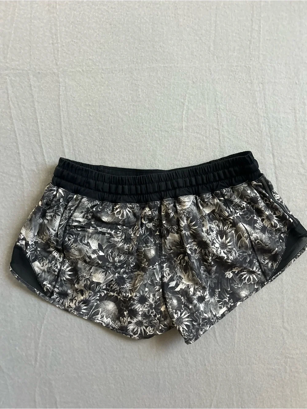 Lululemon Hotty Hot Short 2.5'' in Flowabunga Black Angel Wing Size 8